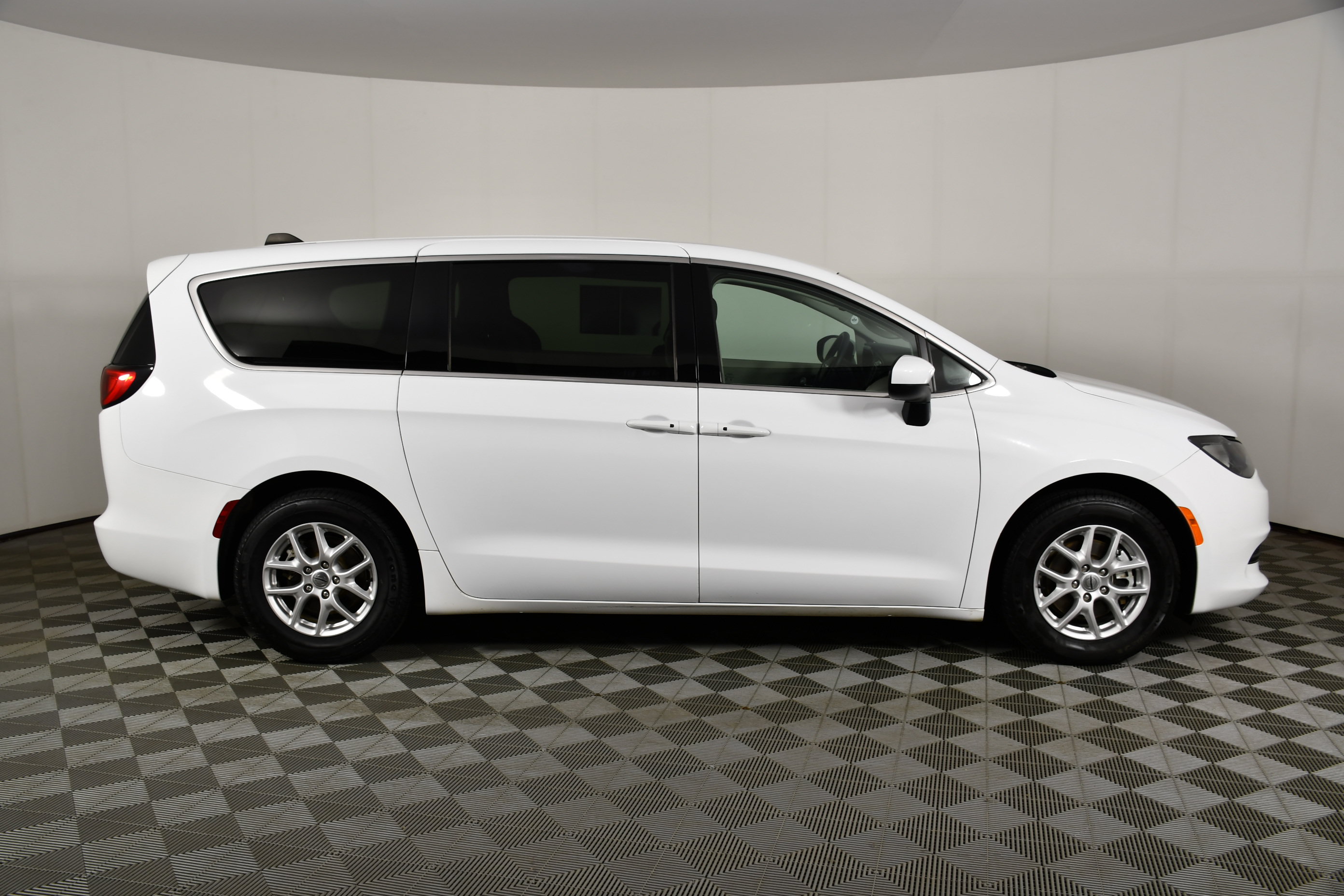 Used 2023 Chrysler Voyager LX FWD image 5