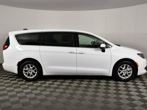 Used 2023 Chrysler Voyager LX FWD image 5