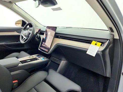 New 2025 Volvo EX90 Plus w/ Protection Package Premier image 18