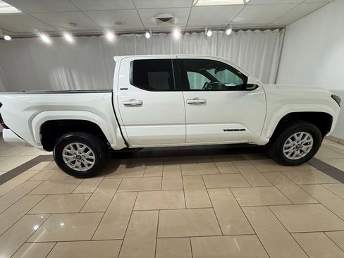 Certified 2025 Toyota Tacoma SR5 AWD/4WD image 6