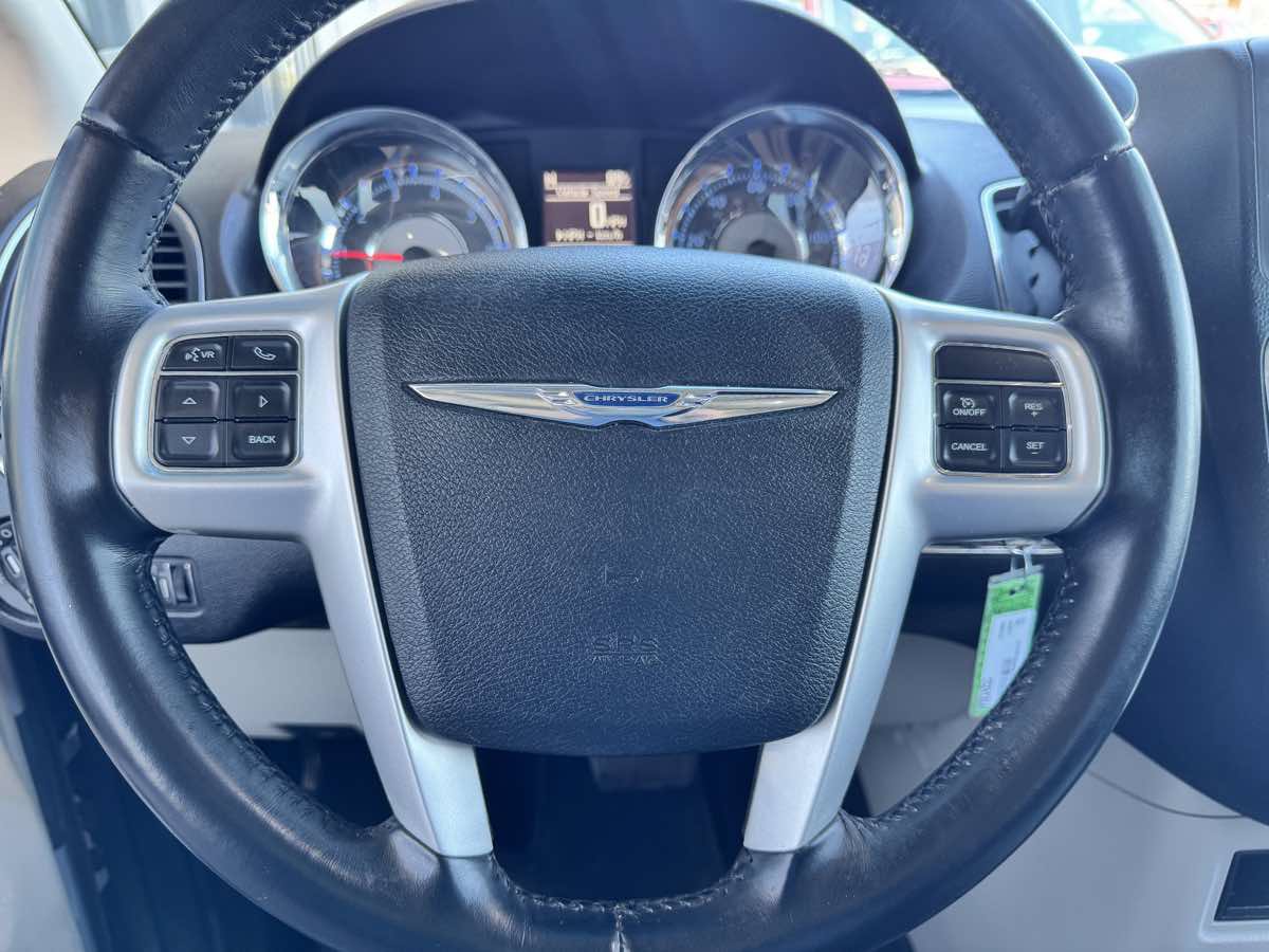 Used 2016 Chrysler Town & Country Touring FWD image 43