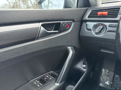 Used 2017 Volkswagen Passat 1.8T R-Line w/ R-Line Lighting Package image 21