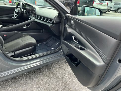 Used 2025 Hyundai Elantra SEL FWD image 32
