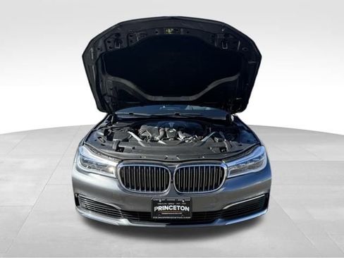 Used 2019 BMW 750i xDrive w/ Executive Package image 9