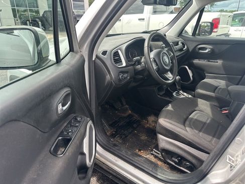 Used 2018 Jeep Renegade Latitude w/ Popular Equipment Group FWD image 5