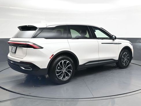 Used 2024 Lincoln Nautilus Premier AWD/4WD image 4