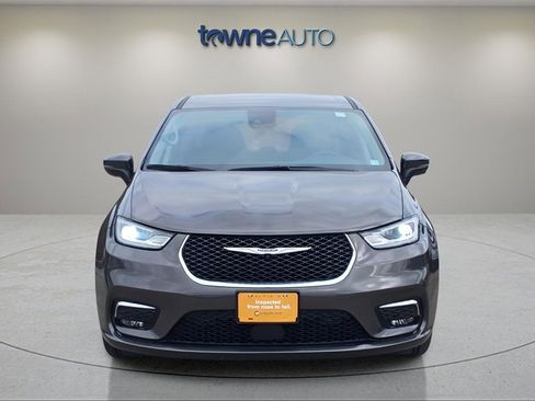 Used 2023 Chrysler Pacifica Touring-L image 8