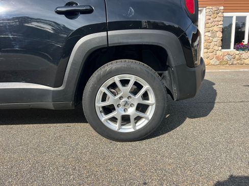 Used 2023 Jeep Renegade Latitude w/ Premium Group AWD/4WD image 9