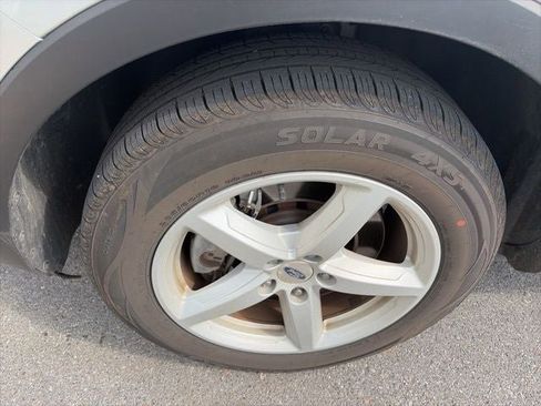 Used 2016 Ford Explorer XLT image 32