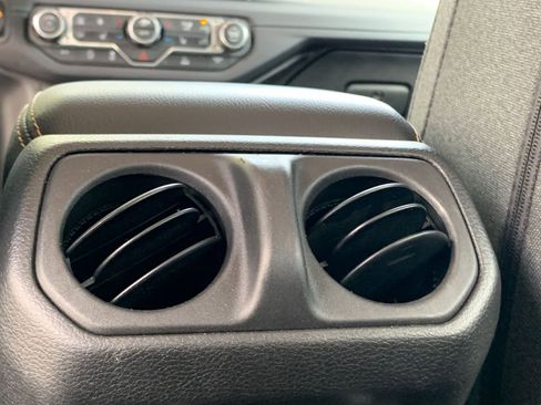 Used 2025 Jeep Wrangler Sahara image 23