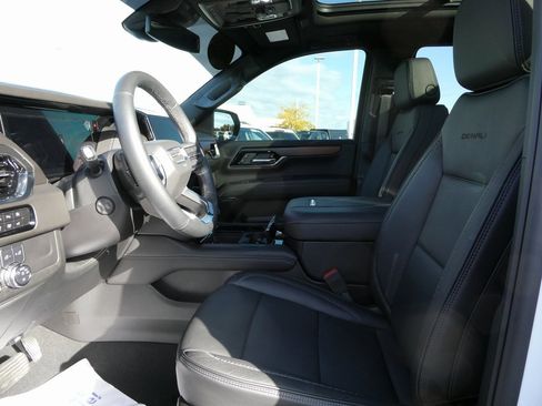 Certified 2025 GMC Yukon Denali image 30