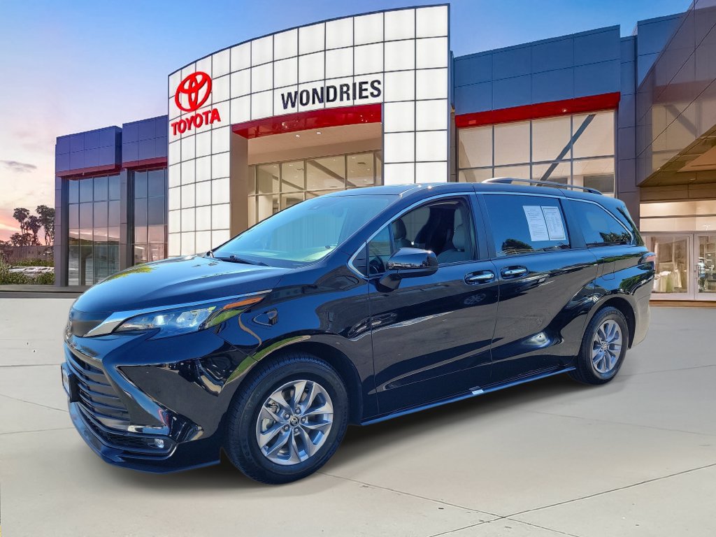 Used 2025 Toyota Sienna XLE FWD image 2