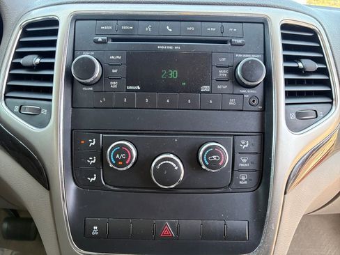 Used 2011 Jeep Grand Cherokee Laredo image 4