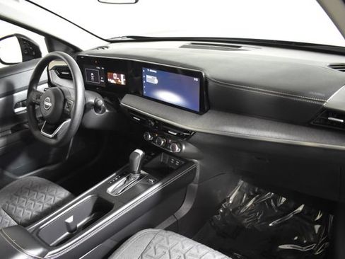 Certified 2025 Nissan Kicks SV AWD/4WD image 32