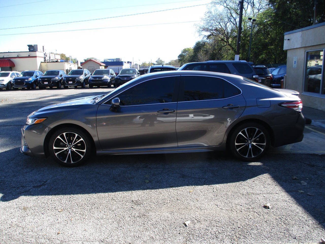 Used 2018 Toyota Camry SE FWD image 9