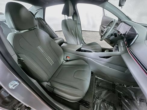 Used 2025 Hyundai Elantra SEL FWD image 12