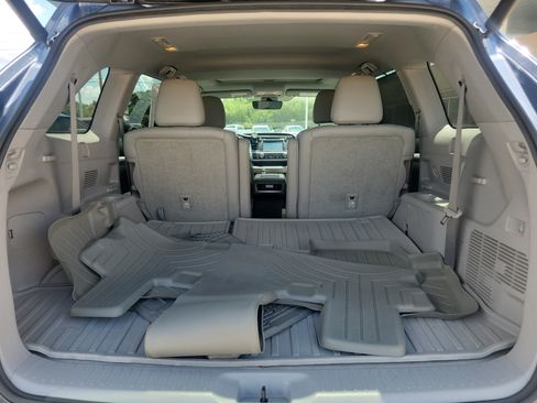 Used 2017 Toyota Highlander XLE FWD image 7