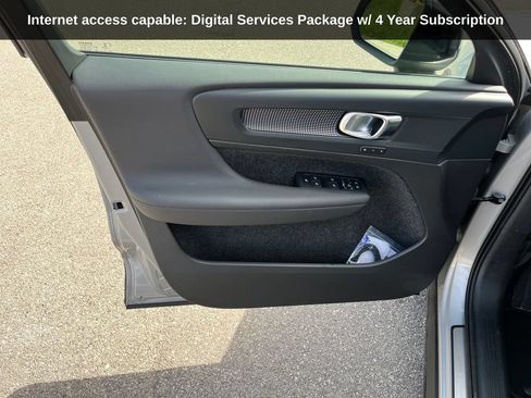 Used 2023 Volvo XC40 B5 Plus AWD/4WD image 13