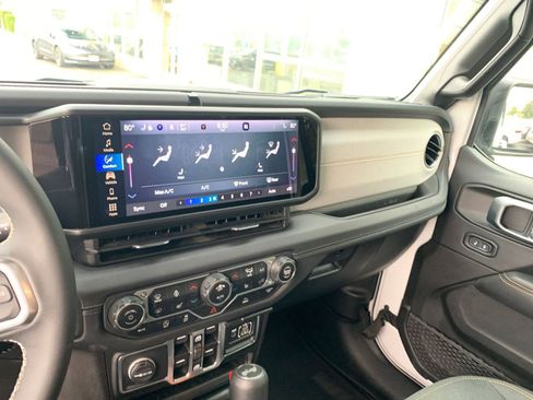 Used 2025 Jeep Wrangler Sahara image 18