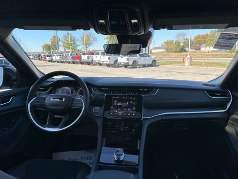 New 2025 Jeep Grand Cherokee Altitude AWD/4WD image 3
