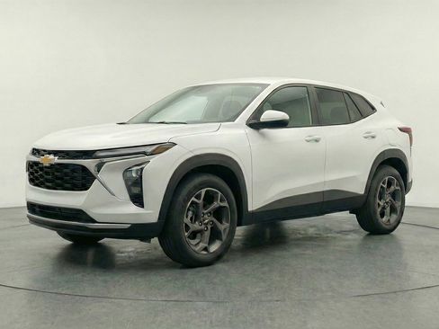 Used 2025 Chevrolet Trax LT image 3