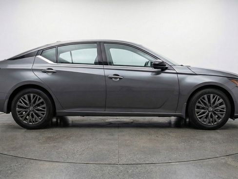 Used 2025 Nissan Altima 2.5 SV FWD image 11