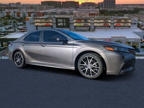 Used 2021 Toyota Camry SE image 1