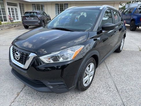 Used 2018 Nissan Kicks S FWD image 2