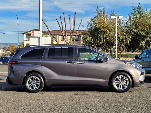 Certified 2021 Toyota Sienna XSE image 5
