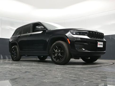 Used 2025 Jeep Grand Cherokee Altitude AWD/4WD image 52