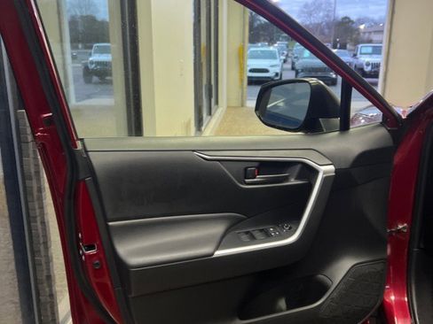 Used 2020 Toyota RAV4 LE image 17