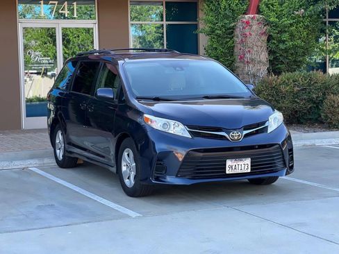 Used 2019 Toyota Sienna LE image 3
