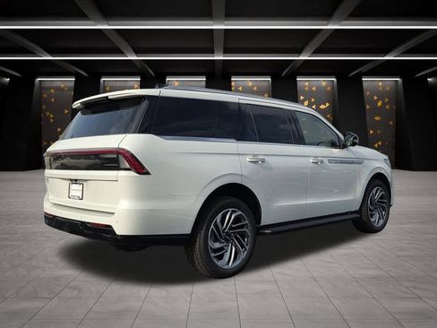 New 2026 Lincoln Navigator Premiere AWD/4WD image 2