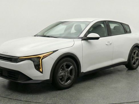Used 2025 Kia K4 LXS image 2