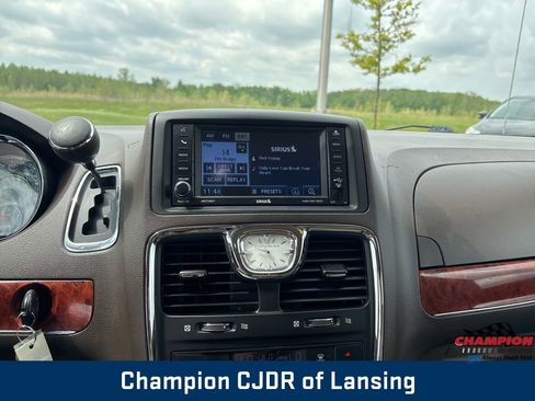 Used 2012 Chrysler Town & Country Touring w/ Entertainment Group #1 FWD image 3