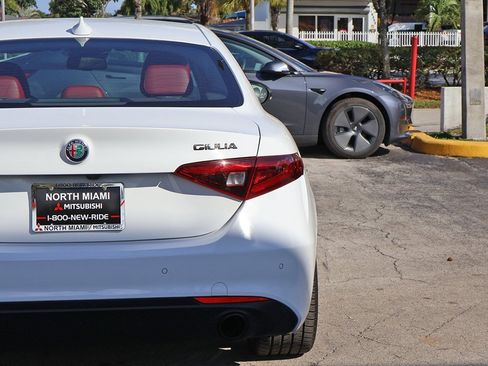 Used 2020 Alfa Romeo Giulia w/ Nero Edizione image 13