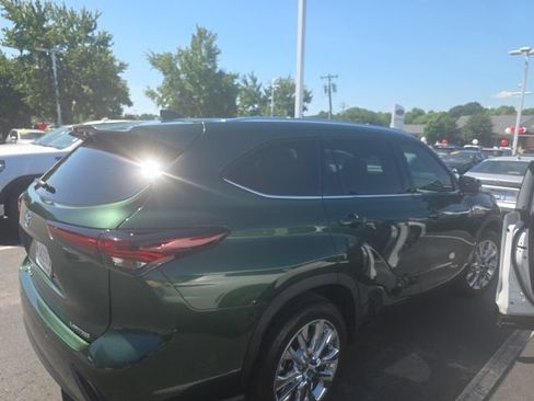 Used 2025 Toyota Highlander Limited FWD image 4