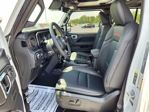 Used 2025 Jeep Gladiator Rubicon AWD/4WD image 12