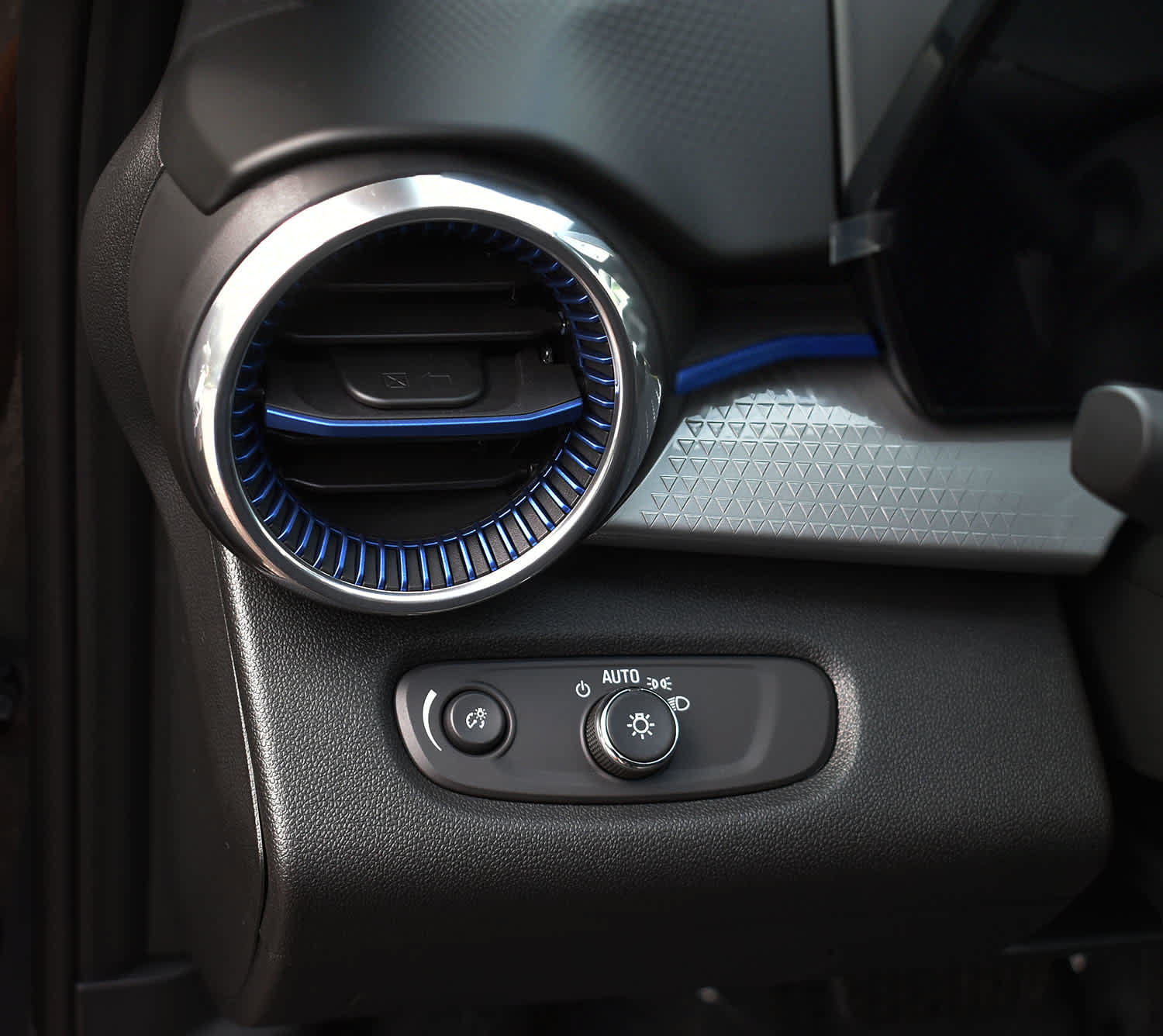 New 2026 Chevrolet Trax LT w/ Sunroof Package FWD image 21