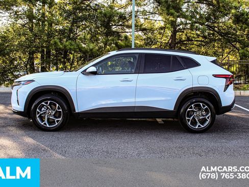 Used 2025 Chevrolet Trax LT FWD image 6