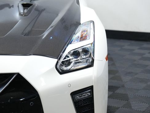 Used 2021 Nissan GT-R Premium image 10