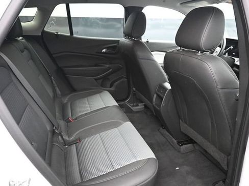 Used 2025 Chevrolet Trax LT w/ LT Convenience Package FWD image 17