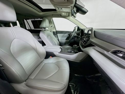 Used 2023 Toyota Highlander XLE image 11
