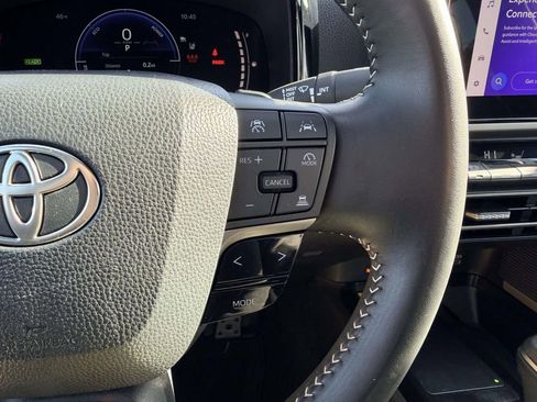 Used 2025 Toyota Camry SE image 7