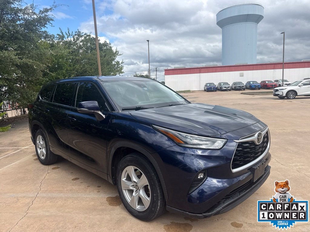 Used 2021 Toyota Highlander LE FWD image 3