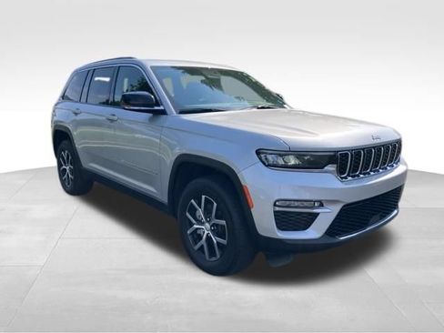 Used 2025 Jeep Grand Cherokee Limited AWD/4WD image 4