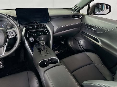 Used 2024 Toyota Venza XLE image 16