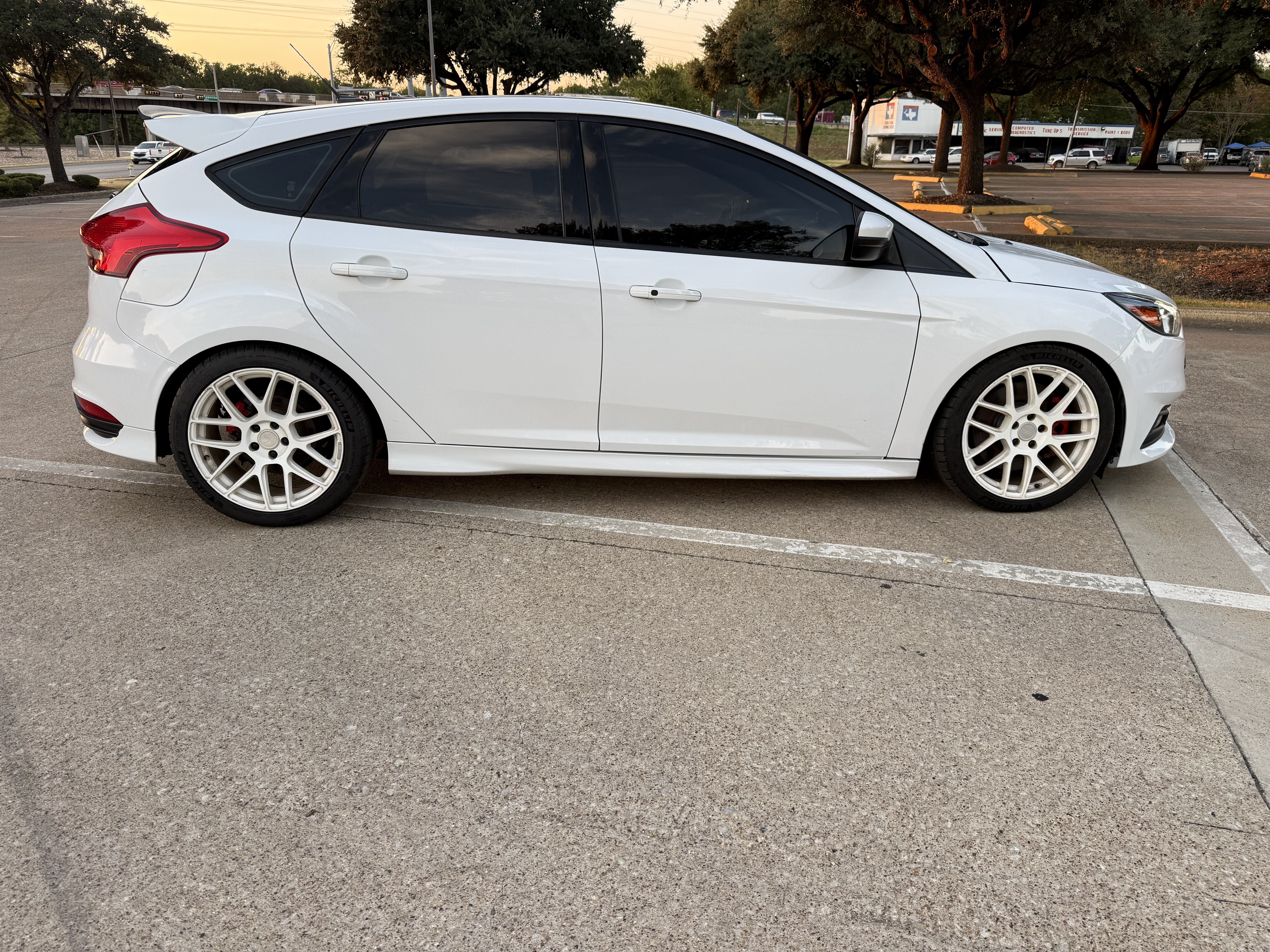 Used 2018 Ford Focus ST FWD image 4