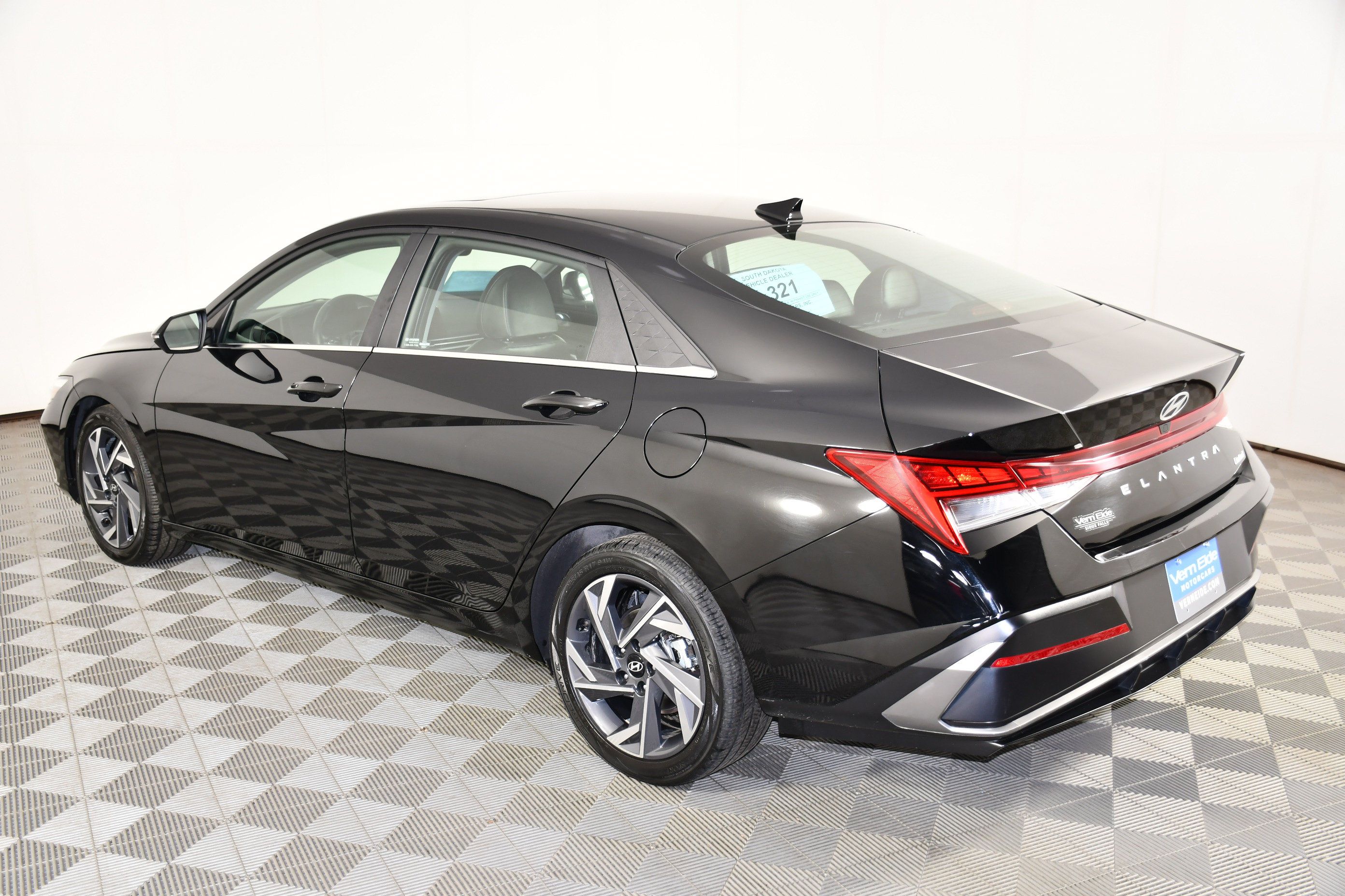 Used 2025 Hyundai Elantra Limited FWD image 7