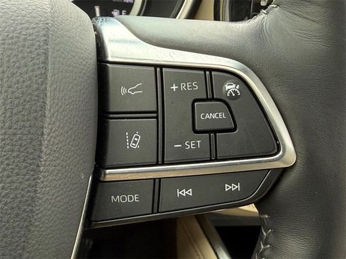 Used 2021 Toyota Highlander Limited image 19